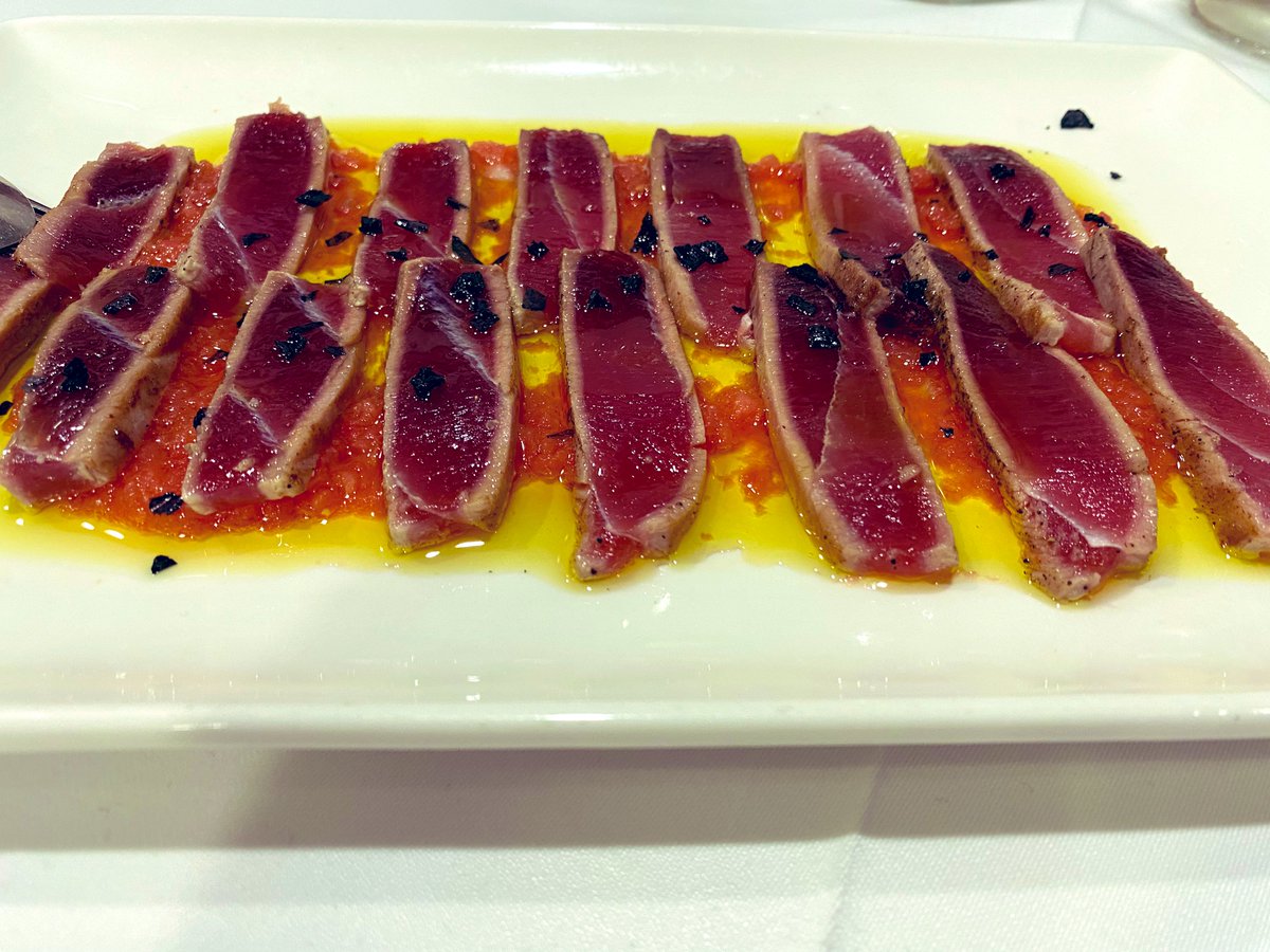 carlosAtMad's tweet photo. Extraordinaria cena en #CasaBigote en Sanlúcar de Barrameda. 
Una mesa excepcional con un servicio de sala diligente y unos langostinos, tataki y trinchado de atún rojo, puntillitas y salmonetitos para el recuerdo. Buenos postres. https://t.co/dAYWyeHI14