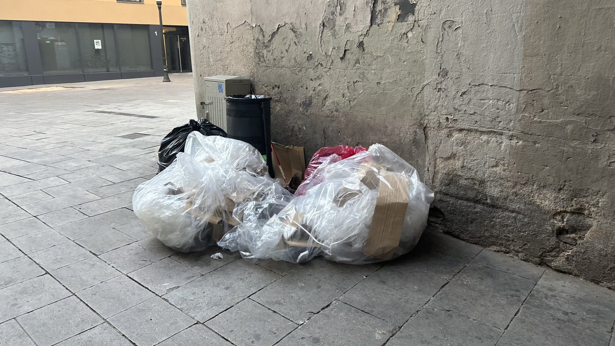 drvbcn1's tweet image. Una pregunta #barcelonins ….. vosaltres quan camineu per el vostre barri, trobeu montanyes de merda cada 2 o 3 carrers ?
El pitjor de tot es que molta d’aquesta brossa son de locals comercials …
#raval i #gotic es per flipar…