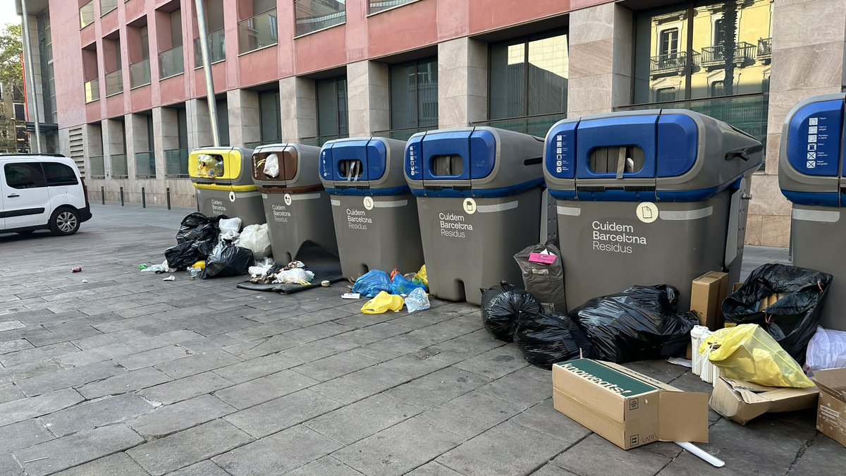 drvbcn1's tweet image. Una pregunta #barcelonins ….. vosaltres quan camineu per el vostre barri, trobeu montanyes de merda cada 2 o 3 carrers ?
El pitjor de tot es que molta d’aquesta brossa son de locals comercials …
#raval i #gotic es per flipar…