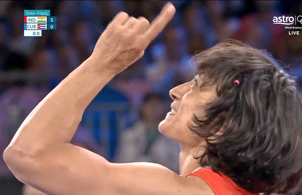 VishankRazdan's tweet photo. #Wrestling, #Paris2024: Losing was not an option for Vinesh Phogat.. What redemption for the Indian wrestler who had to face QF exits in Rio &amp; Tokyo.. I am really out of words here..

1st Indian woman to reach the finals in wrestling.. 🥹❤️👏🇮🇳 https://t.co/6bNIGQUlTV