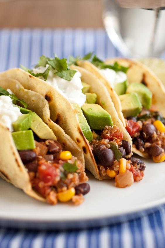 DylanBrown87575's tweet photo. 🌮 Lunch by the sea with   tacos and a view that's almost as beautiful as a tropical reef. 🌴  #TacoTuesday #FoodAndTravel #HawaiiEats #ScenicLunch https://t.co/0OaXYDjUG0