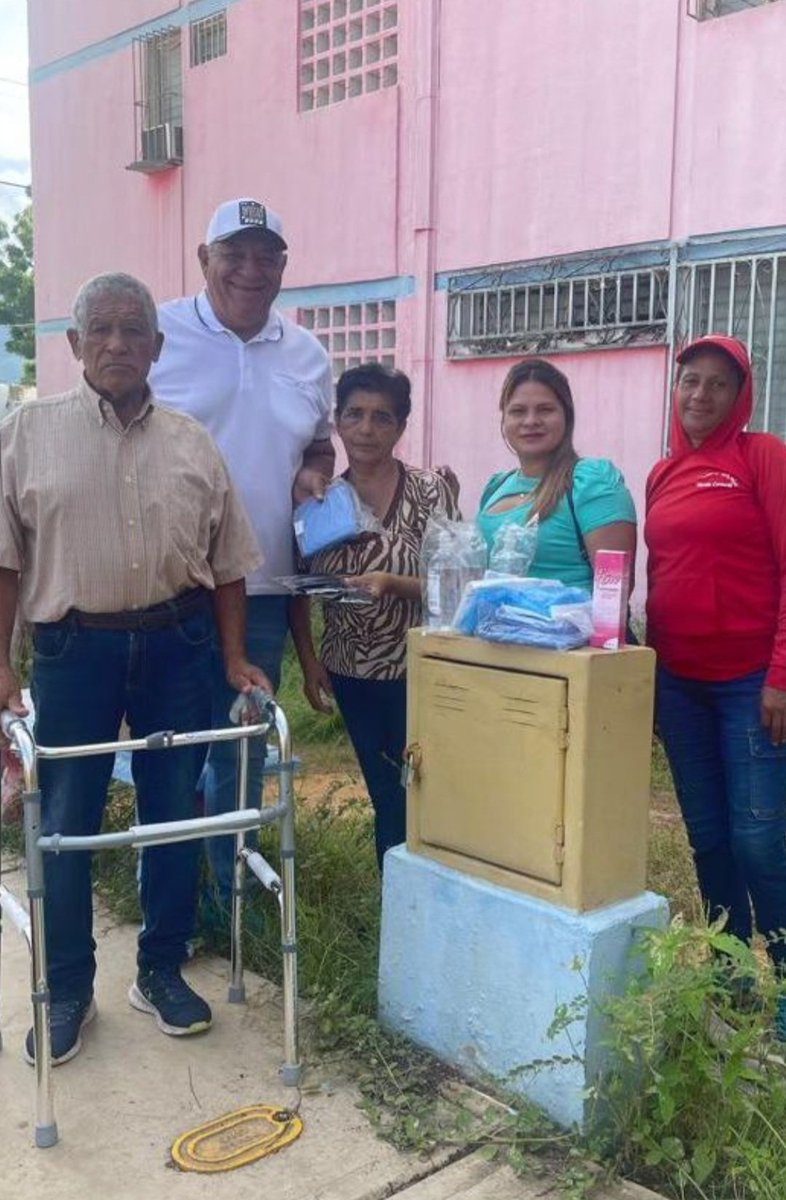 #Ahora|| Alcalde Bolivariano Cruz Lairet entrega andadera  a adulto mayor de nuestro municipio y kit de operación para apoyar a paciente en situacion personal de salud.

Con amor y compromiso por el bienestar de nuestra gente recibimos el apoyo del Presidente <a href="/NicolasMaduro/">Nicolás Maduro</a>