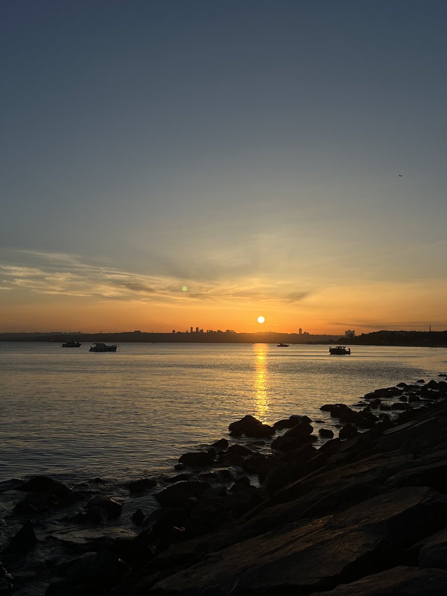 Florya sahilden gün batımını seyredin arkadaşlar.