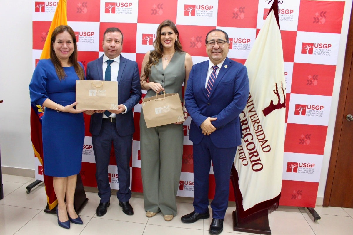 #Galería📸 

Hoy recibimos a Cristina Reyes, Presidenta del #ParlamentoAndino, quien se reunió con nuestras autoridades para dar inicio al proceso de integración de la #USGP a la Red de Universidades Andinas📚🌎🎖️. 

¡Juntos en #LaRutaAlÉxito! 🫱🏻‍🫲🏽