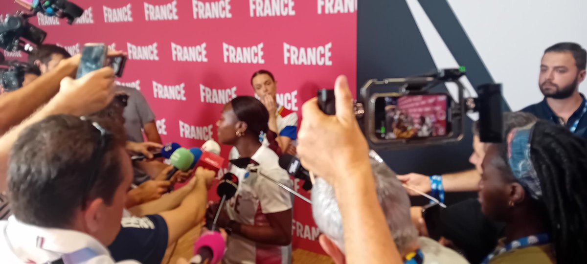 ThomasRouchie's tweet photo. #ClubFrance Reporters #MLF @mlfmonde @LeCLEMI très motivées, concentrées, curieuses, investies, critiques, engagées...
Merci aux médias🎙️@nathiannetta @radiofrance @cloviscasali @FRANCE24 aux médaillés🥇  @Gnougnou25 @FlorentManaudou @FranceOlympique 
⏭️https://t.co/kUH6qj6973 https://t.co/I6T8j2xBNd