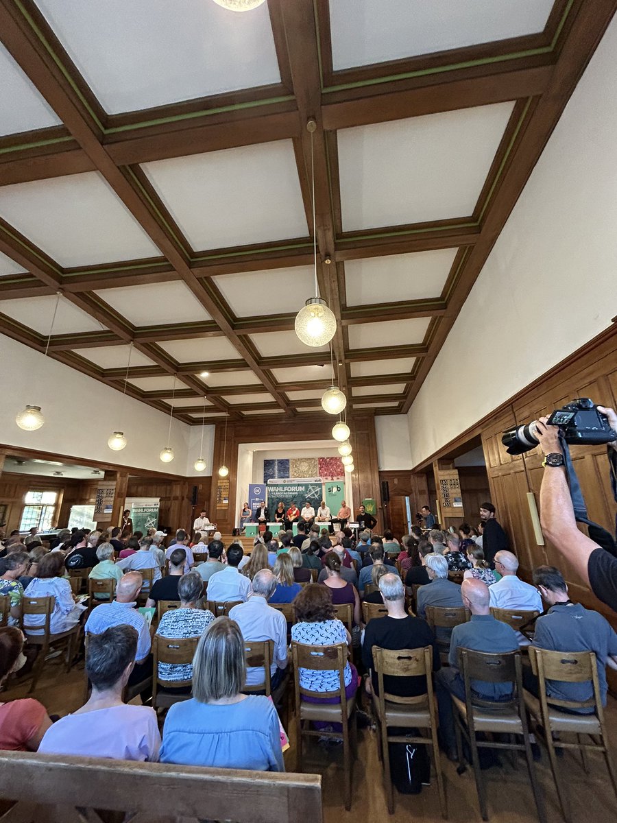 Full House in der Bethlehem-Kirche: Wahlforum Leipzig-Süd; WK 28: Sachsens spannendster Wahlbezirk u.a mit @linke_sachsen „Titelverteidigerin“ <a href="/luna_le/">Jule Nagel</a> und <a href="/cdusachsen/">CDU Sachsen</a> Kandidatin <a href="/JessSteinerLE/">Jessica Steiner</a> - im Kreuzverhör von <a href="/LVZ/">LVZ</a> Moderator <a href="/JosaMania/">Josa Mania-Schlegel</a>; spannende Runde ….