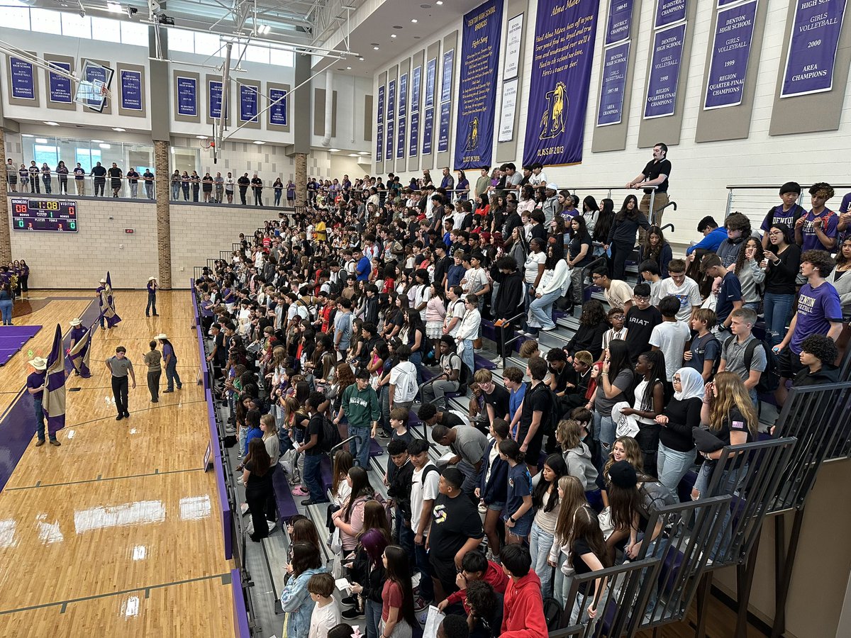 mark_goggins's tweet photo. Welcome Class of 2028 to DHS Freshman First Day! 🎉 Excited to see all the new faces and start this amazing journey together. Let’s make it a year to remember! #DHS2028 #FreshmanFirstDay #C4Ward https://t.co/HbLwSZwLdW