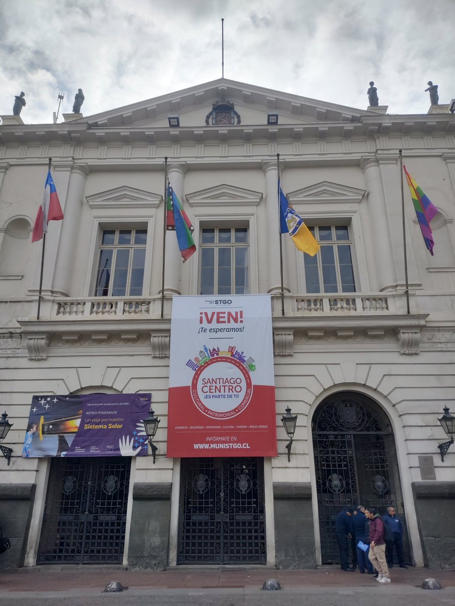 Estamos de paso en Stgo y le pregunto a mi hija 
- Cuál bandera te gusta más?
- La Mapuche y la gay.
Me dice.