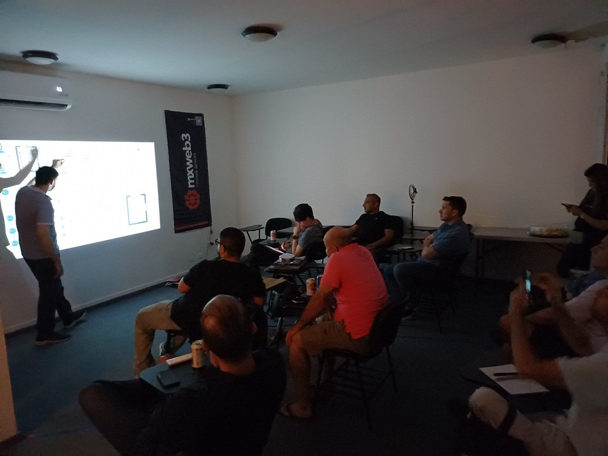 CryptoERecap's tweet image. Así finalizó otra sesión de @mxweb3. Después de la charla, hubo espacio para networking entre los participantes. ¡Nos vemos en el próximo meetup! 🤝 #Blockchain #Web3 #Mxweb3