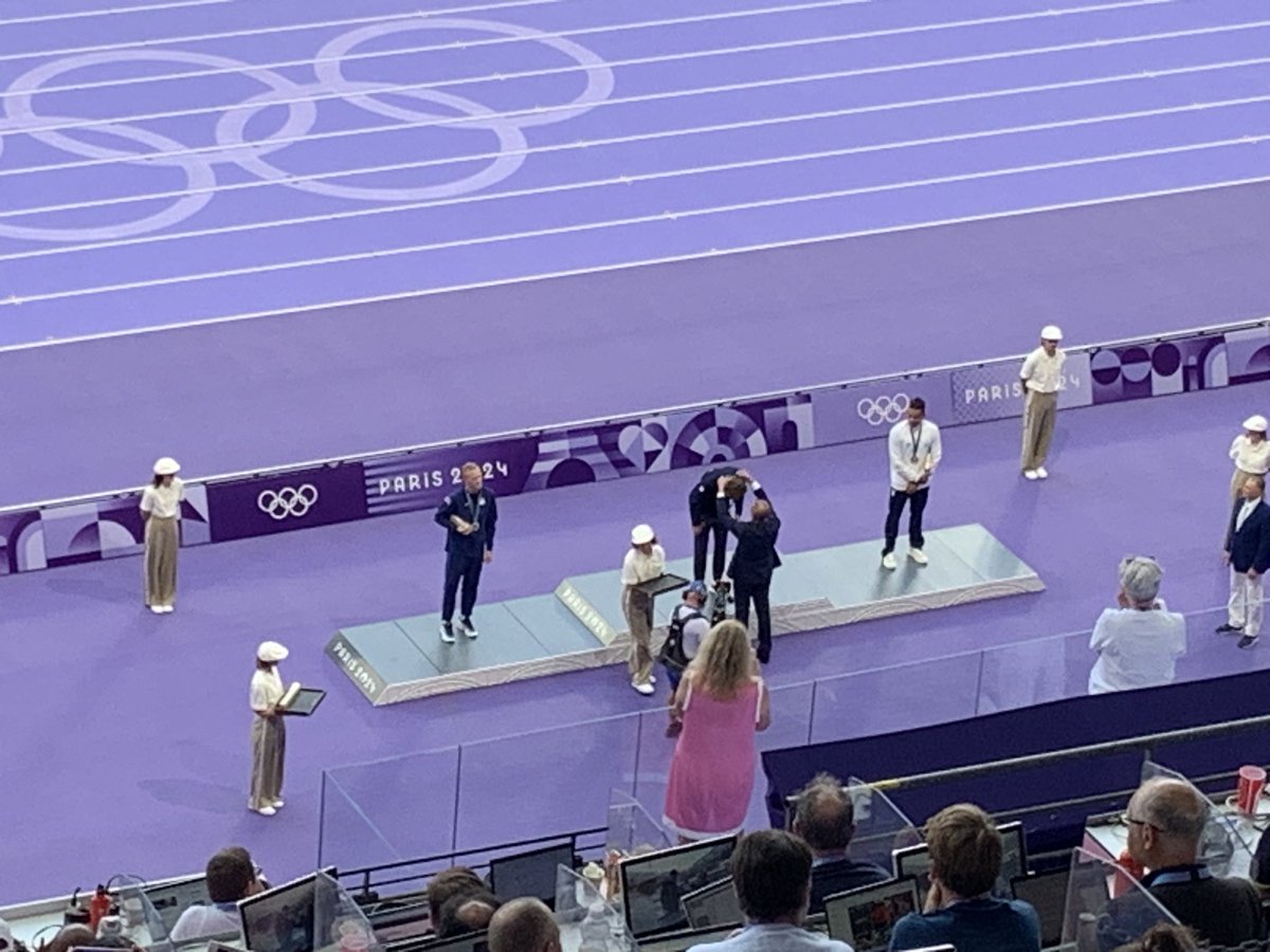 Wieczorna sesja lekkoatletyczna na Stade de France rozpoczęła się od dekoracji medalowej w skoku o tyczce. Złoto odebrał Armand Duplantis a wręczał Serhij Bubka. Spora w tym symbolika. #OlympicGames  #IgrzyskaOlimpijskie  <a href="/Radio_RMF24/">Radio RMF24</a> #PoleVault