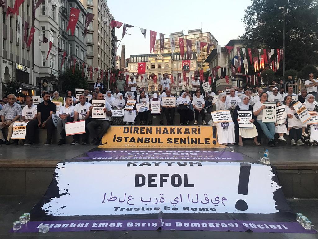 Şişhane Meydanı'nda sürdürdüğümüz Adalet Nöbetimiz 54. gününde.

#KayyumDefol!