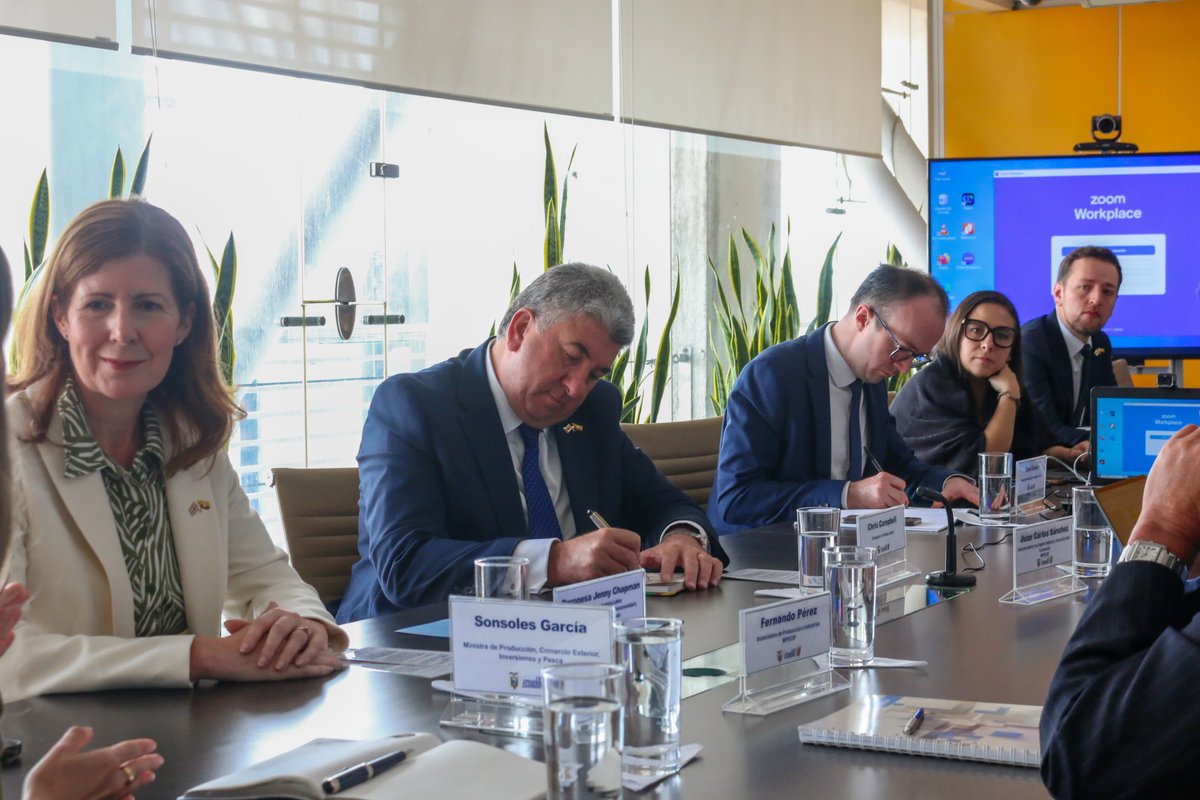 Produccion_Ecu's tweet photo. ¡Impulsamos el comercio y las inversiones entre 🇪🇨🤝🇬🇧!

La ministra @SonsolesGOk se reunió con @JennyChapman, ministra para América Latina y el Caribe del Reino Unido, a fin de fortalecer la relación bilateral y aprovechar las oportunidades del acuerdo comercial vigente. https://t.co/VZzKARYyeT