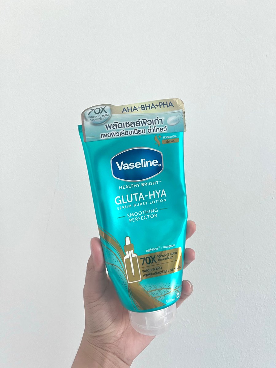 ANgam008's tweet photo. เห็นคนรีวิวเยอะเลยซื้อมาใช้เองบ้าง ��อกเลยมันจึ้งมาก เราทาเช้าเย็น จากผิวหมองคล้ำ ผิวดูเนียนและฉ่ำใสขึ้น เนื้อโลชั่น ทาง่าย ซึมไวแถมกลิ่นหอมด้วยแกกกก

พิกัด : https://t.co/Ptwcdf6qXi

#รีวิวเซเว่น #เครื่องสำอาง #วาสลีน #ครีมทาผิว https://t.co/tUPxZMUGHm
