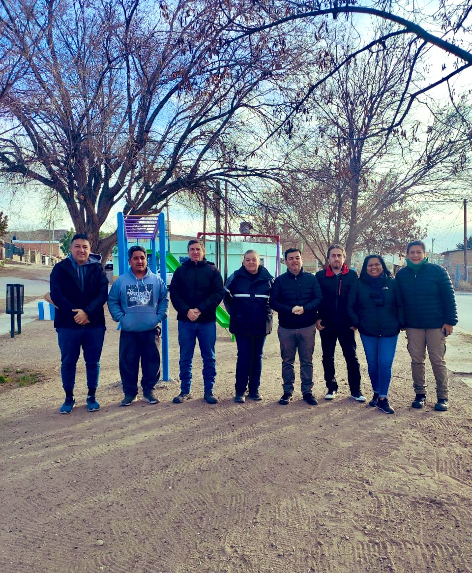 santiagomoran72's tweet photo. Barrio #VillaCeferino
Con el equipo de @EspaciosVerdesN y familiares de Carmen Astete nos reunimos en la placita que lleva su nombre.
Junto a la #Vecinal desarrollaremos mejoras para que siga siendo un valioso punto de encuentro, recreación e identidad.
#Barrios
#NeuquenCapital https://t.co/OJ8dweO5uo