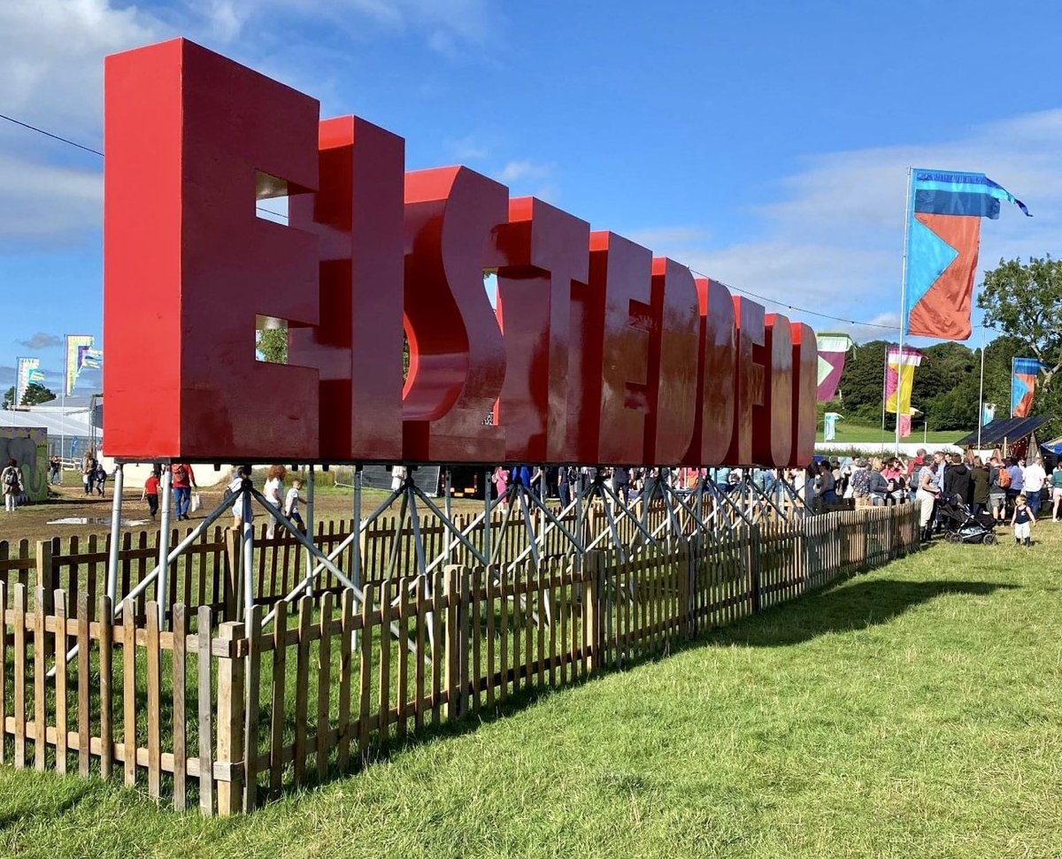 Ydych chi'n mynd i'r Eisteddfod yfory?

Bydd yr Athro Rhys Jones yn cyflwyno Llŷr Roberts, cyn-fyfyriwr a Phrif Weithredwr <a href="/MenteraCymru/">Mentera</a> a fydd yn myfyrio ar ei ddylanwadau a’i yrfa hyd yma.  

‘O’r Fro i’r Byd': Darlith flynyddol EG Bowen 
📆Yfory 7 Awst
🕐11:30 
📍Cymdeithasau