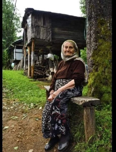 TC_TOPRAK_'s tweet photo. ATATÜRKÜN YAVERİNDEN BİR ANI. 🇹🇷 KESİNLİKLE OKUYUN !... 🇹🇷
Gazi M.Kemal, çiftliğinde dolaşıp hava alırken oldukça yaşlı bir kadına rastladı.
Atatürk attan inerek bu ihtiyar kadının yanına sokuldu.
- Merhaba nine. 
Kadın Ata'nın yüzüne bakarak hafif bir sesle;
- Merhaba dedi. 
- Nereden gelip nereye gidiyorsun? 
Kadın şöyle bir duralayıp;
- Neden sordun ki, dedi. Buraların sahabisi misin? Yoksa bekçisi mi?
 Paşa gülümsedi.
- Ne sahibiyim ne de bekçisiyim nine. Bu topraklar Türk milletinin malıdır. Buranın bekçisi de Türk milletinin kendisidir. Şimdi nereden gelip nereye gittiğini söyleyecek misin? 
Kadın başını salladı.
- Tabii söyleyeceğim, ben Sincan'ın köylerindenim bey, otun güç bittiği, atın geç yetişdiği, kavruk köylerinden birindenim. Bizim muhtar bana bilet aldı trene bindirdi, kodum Angara'ya geldim.
- Muhtar niçin Ankara'ya gönderdi seni?
- Gazi Paşamızı görmem için. Başını pek ağrıttım da... Benim iki oğlum da gavur harbinde şehit düştü. 
Memleketi gâvurdan gurtaran kişiyi bir kez görmeden ölmeyim diye hep dua ettim durdum. Rüyalarıma girdi Gazi Paşa. Bende gün demeyip muhtara anlatinca, o da bana bilet aliverip saldi Angara'ya, giceleyin
geldimdi. 
Yolu neyi de bilemediğimden işte ağşamdan belli böyle kendimi ordan
oraya vurup duruyom bey.
- Senin Gazi Paşa'dan başka bir isteğin var mı? Kadının birden yüzü sertleşti.
- Tövbe de bey, tövbe de! Daha ne isteyebilirim ki.. O bizim vatanımızı gurtardı. Bizi düşmanın elinden gurtardı. Şehitlerimizin mezarlarını onlara çiğnetmedi daha ne isteyebilirim ondan? 
Onun sayesinde şimdi istediğimiz gibi yaşiyoz. Sunun bunun gâvurun köpeği olmaktan onun sayesinde kurtulmadık mı? Buralara bir defa yüzünü görmek, ona sağol paşam demek için düştüm. 
Onu görmeden ölürsem gözlerim açık gidecek. Sen efendi bir adama benziyon, bana bir yardım ediver de Gazi Paşa'yı bulacağım yeri deyiver. 
Atatürk'ün gözleri dolu dolu olmuştu, çok duygulandığı her halinden belliydi. Bana dönerek;
- Görüyorsun ya Gökçen, işte bu bizim insanimizdir... Benim köylüm, benim vefalı Türk anamdır bu dedi.
Attan indim. Yaşlı kadının elini tuttum anacığım dedim, sen gökte aradığını yerde buldun, rüyalarını süsleyen, seni buralara kadar koşturan Gazi Paşa yani Atatürk işte karşında duruyor.
Köylü kadın bu sözleri duyunca şaşkına döndü. Elindeki değneği yere fırlatıp
Atatürk'ün ellerine sarıldı. Görülecek bir manzaraydı bu. İkisi de ağlıyordu. 
İki Türk insanı biri kurtarıcı, biri kurtarılan, ana oğul gibi sarmaş dolaş ağlıyorlardı. Yaşlı kadın belki on defa öptü Ata'nın ellerini. Ata da onun ellerini öptü. 
Sonra heybesinden küçük bir paket çıkarttı. Daha doğrusu beze sarılmış bir köy peyniri. Bunu Atatürk'e uzattı;
- Tek ineğimin sütünden kendi ellerimle yaptım Gazi Paşa, bunu sana hediye getirdim. Seversen gene yapıp getiririm.
Paşa hemen orada bezi açıp peyniri yedi. Çok beğendiğini söyledi. Sonra birlikte köşke kadar gittik. Oradakilere şu emri verdi;
 -'Bu anamızı alın burada iki gün konuk edin. 
Sonra köyüne götürün. Giderken de kendisine üç inek verin benim armağanım olsun.'
Bu yazıyı okurken duygulanan veya ağlayanlar varsa, hala umut var demektir.. 
Ortada dolaşan saçma sapan elektronik postaları 10 kişiye yollamak yerine, bu tür yazıları herkese yollarsak belki Ata'mızın değeri daha çok anlaşılır....
(alıntı)