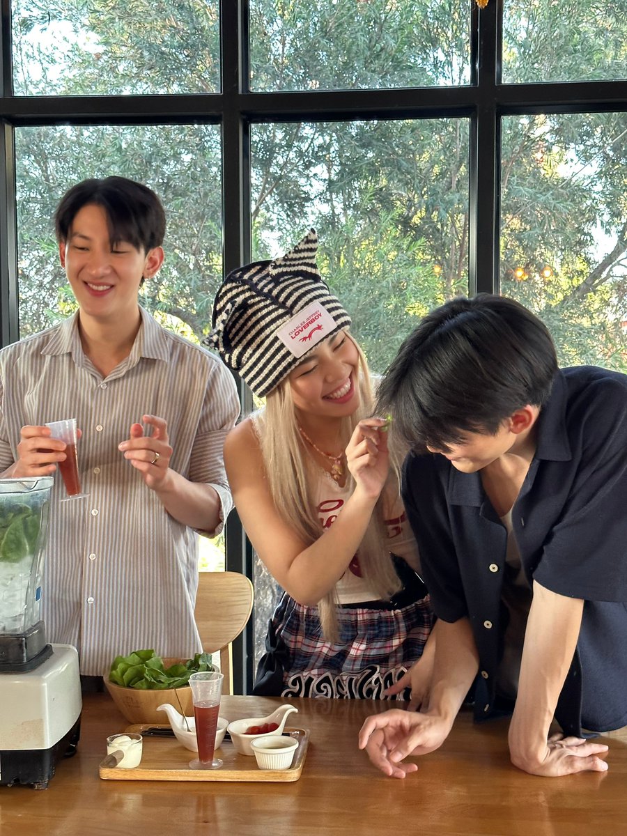 Sixsuperstars's tweet photo. ทุกคนแฮปปี้ที่ได้แกล้งเฟริสท์มาก 555555 เป็นการกินน้ำปั่นผักเขียวล้วนฝีมือพี่ท็อปแท็ปที่น่าจะลืมไม่ลง 🤣🥬🥬🥬🌪️ #TGIF_EP5 

#Wonderframe 
#Toptap_Jirakit
#First_Chalongrat https://t.co/e5pGm0wmTq
