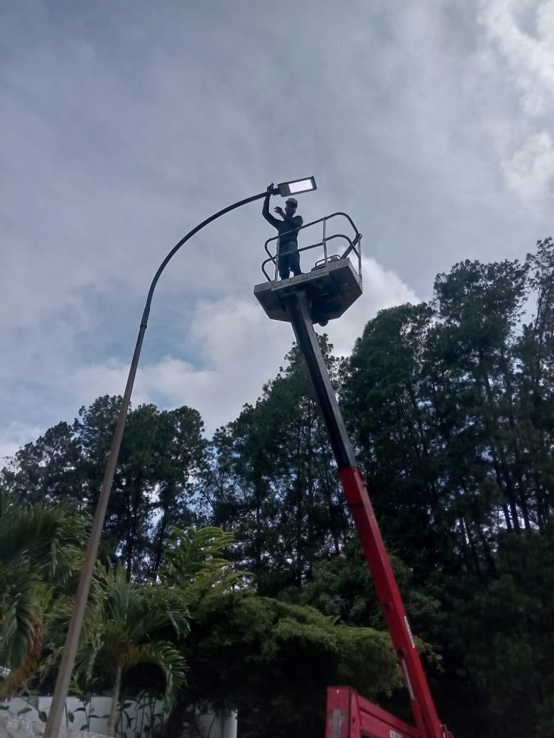 Realizamos la recuperación de luminarias afectadas por cortocircuito y sulfato en la Urb. #LaCabaña de #LaBoyera. #SeguimosTrabajando para mejorar la iluminación y seguridad en nuestras calles. 💡✨ #ElHatillo #ElHatilloPosible