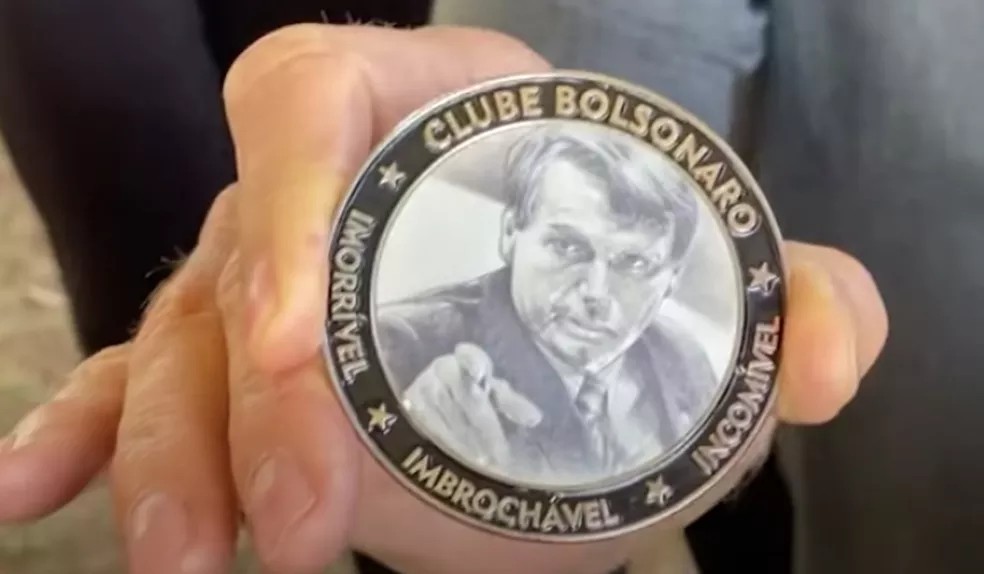 pesquisas_elige's tweet photo. 🚨URGENTE: O Deputado Federal @AndreJanonesAdv acaba de trazer à tona a informação de que, em 2021, os medalhistas do Brasil pagaram mais de R$ 1 milhão em impostos para o Governo do Mito. Onde estava o Senador Flávio Kopenhagen naquela época, já que a gestão do Mito não isentou os medalhistas? Esse povo de extrema-direita não presta. Espalhem a verdade!🇧🇷👍🤔😎