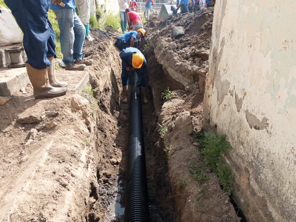 💧Yaracuy | La fuerza trabajadora de <a href="/aguasdeyaracuy/">Aguas de Yaracuy</a> avanza en la sustitución de colector de 8" en la vereda 32 de la urbanización La Ascensión, municipio San Felipe, a fin de fortalecer el servicio en la entidad yaracuyana 💦

<a href="/NicolasMaduro/">Nicolás Maduro</a> 
@_Vpsops