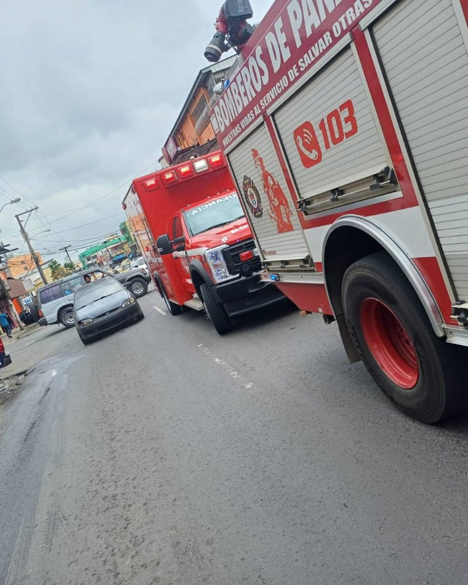 PanamáOeste| Atendimos colision entre un motorizado y un vehiculo en Avenida las Americas en La Chorrera, se evalua y traslada a masculino conductor de la moto hacia un centro médico.