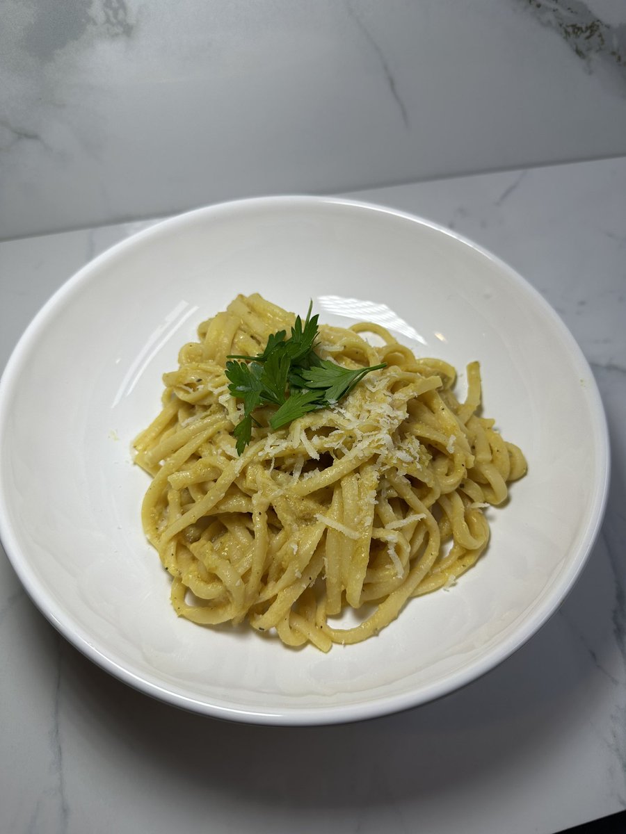 Domm314's tweet photo. Would you believe me if I told you the sauce had a huge zucchini in it?! 

I love added all the veggies I can 😍 

The farmers market never disappoints with all my favorite seasonal veggies ! 
#veggiepasta #farmersmarketmeal #healthymeals https://t.co/YA1PLp1Gqv