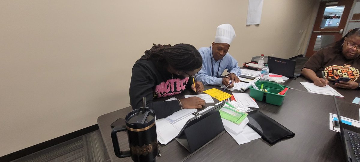 kloneal2's tweet image. Full room of Port Arthur 3-alg 1 Ts engaged in discourse around the importance of internalizing lessons (recipes) &amp;amp; making them YOUR OWN (adding the spice) so Ss consume the best we have to give! #ConnectTheDots #HQIMs #lead4ward