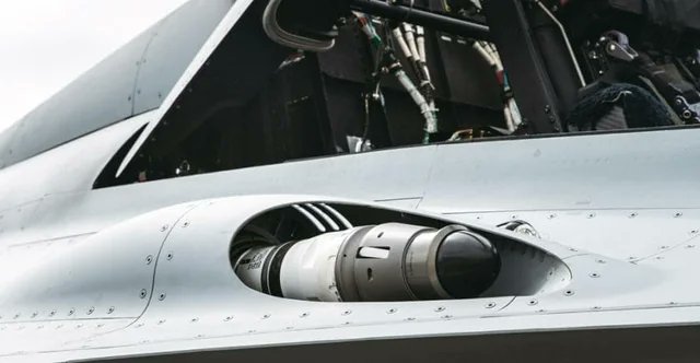 KDefenseInsight's tweet photo. For those curious about the future FA-50's air refueling probe, here are some photos!📸✈️ #KAI #FA50 #FA50PL #FA50M #AirRefueling #MilitaryTech #Aviation https://t.co/DBGDxecv6o