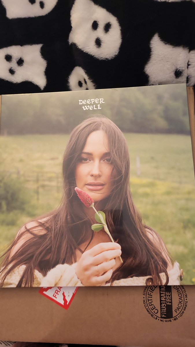 dimestorecarmen's tweet photo. I may not have gone to the farmers market, but I did have a cardinal bring me a message 😍😍😍
#deeperwell #deeperintothewell @KaceyMusgraves https://t.co/MUqn1s0LD3