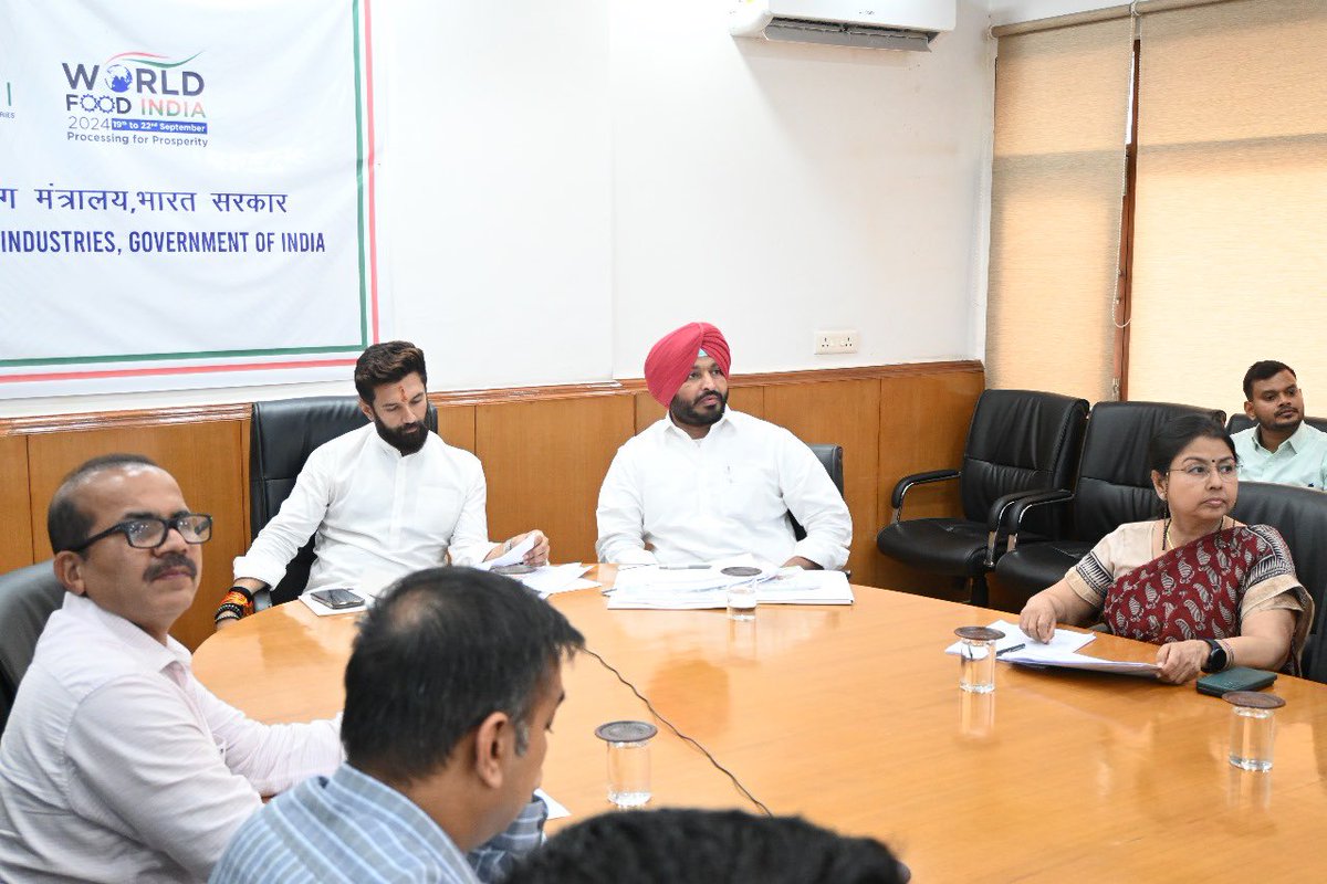 RavneetBittu's tweet image. Chaired an Inter-Ministerial Empowered Committee (IMEC) meeting alongwith Honble Union Minister of #MOFPI Shri @iChiragPaswan at Panchsheel Bhawan, New Delhi today to review the #PMFMEScheme of the Ministry. @MOFPI_GOI #ProcessingForProsperity
