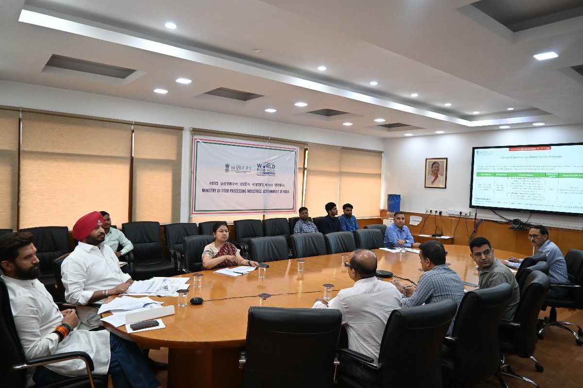 RavneetBittu's tweet image. Chaired an Inter-Ministerial Empowered Committee (IMEC) meeting alongwith Honble Union Minister of #MOFPI Shri @iChiragPaswan at Panchsheel Bhawan, New Delhi today to review the #PMFMEScheme of the Ministry. @MOFPI_GOI #ProcessingForProsperity