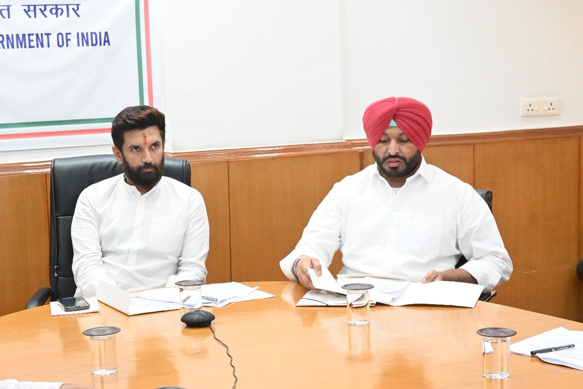 RavneetBittu's tweet image. Chaired an Inter-Ministerial Empowered Committee (IMEC) meeting alongwith Honble Union Minister of #MOFPI Shri @iChiragPaswan at Panchsheel Bhawan, New Delhi today to review the #PMFMEScheme of the Ministry. @MOFPI_GOI #ProcessingForProsperity
