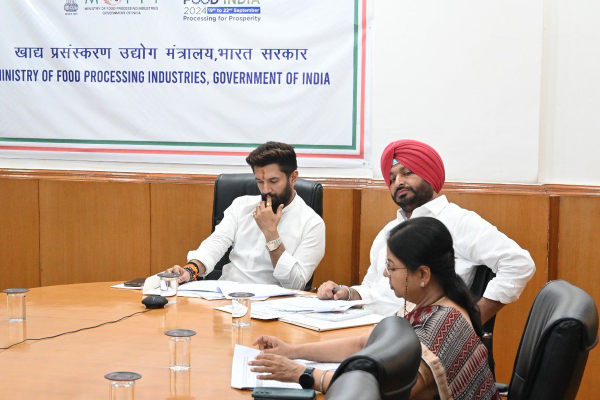 RavneetBittu's tweet image. Chaired an Inter-Ministerial Empowered Committee (IMEC) meeting alongwith Honble Union Minister of #MOFPI Shri @iChiragPaswan at Panchsheel Bhawan, New Delhi today to review the #PMFMEScheme of the Ministry. @MOFPI_GOI #ProcessingForProsperity