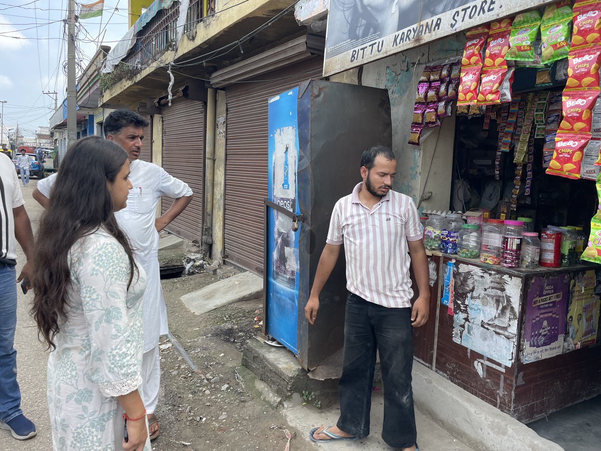 Actively inspecting and encouraging shopkeepers and residents of Teli Basti to maintain cleanliness. We urge everyone to use dustbins and ensure their garbage is handed over to the garbage collection vehicle.
#SWACHHATAPAKHWADA #SHUCHITASANGRA 
<a href="/dcsambaoffice/">Deputy Commissioner Samba</a> <a href="/diosamba1/">Information & PR, Samba</a>