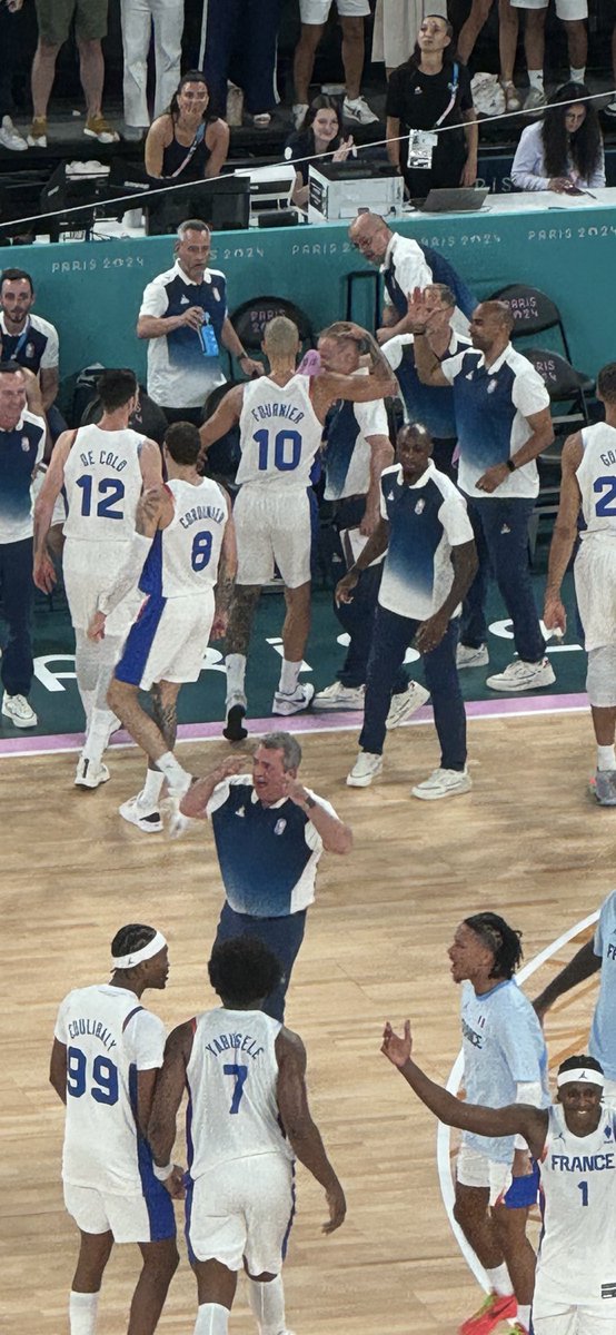 Evan Fournier and Vincent Collet celebrates 🔥