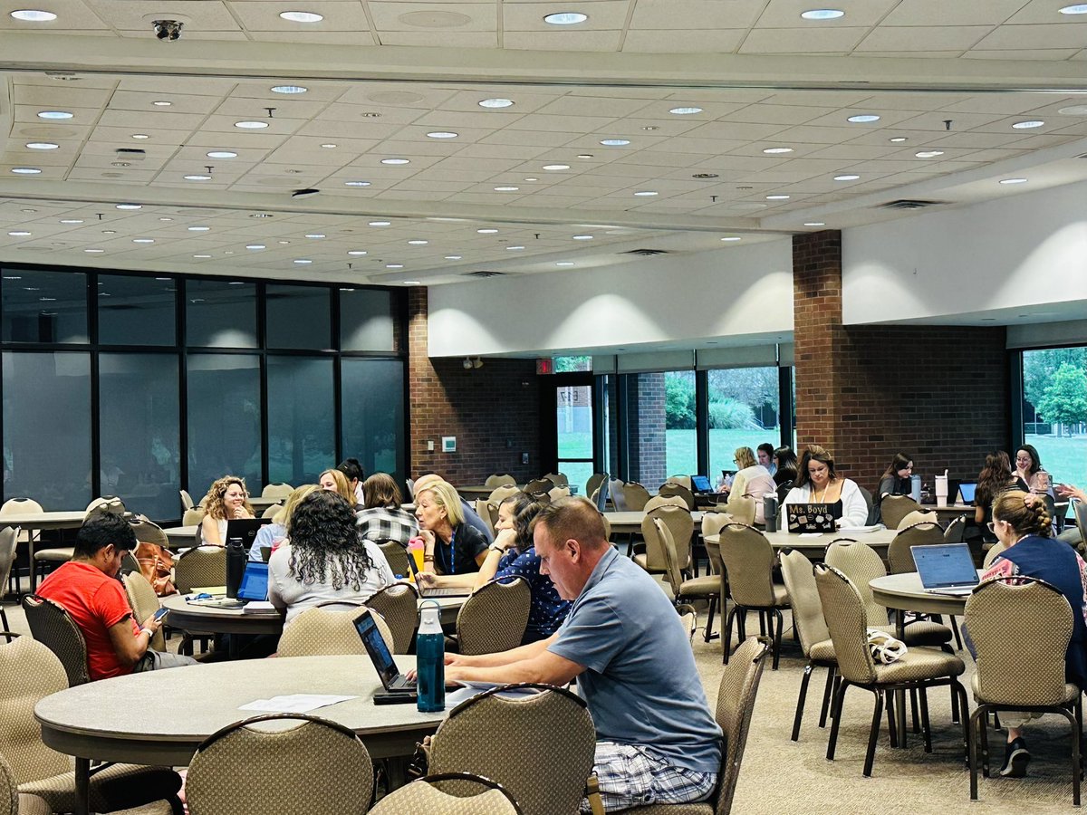 InstructionSupt's tweet photo. We had over 100 Larkin Network teachers attend our voluntary Student Success training today!! 🙌🙌 @sdu46 @U46TeamED #larkinnetwork #whereawesomethrives https://t.co/RLUIX7NbHx