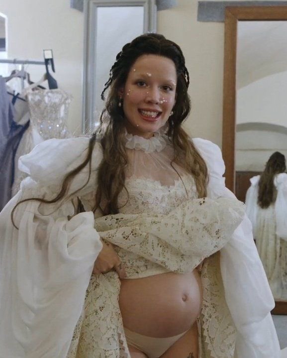 “Quando eu engravidei, achava que ia demorar entre 6 e 12 meses, e foi na primeira tentativa. Testei positivo sete dias depois da ovulação, o que é bem cedo. […] Nunca vou esquecer dela dizendo ‘Meu Deus, tem um batimento aí!’” (+) 

Halsey sobre como engravidou