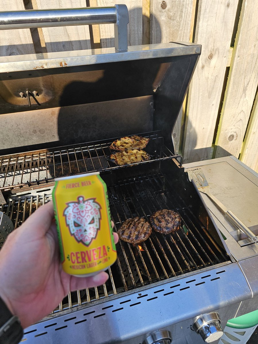 FitsTheScoop's tweet photo. @fiercebeer This is more like it. 

#factor50 #baldy https://t.co/kc1KVtivn5