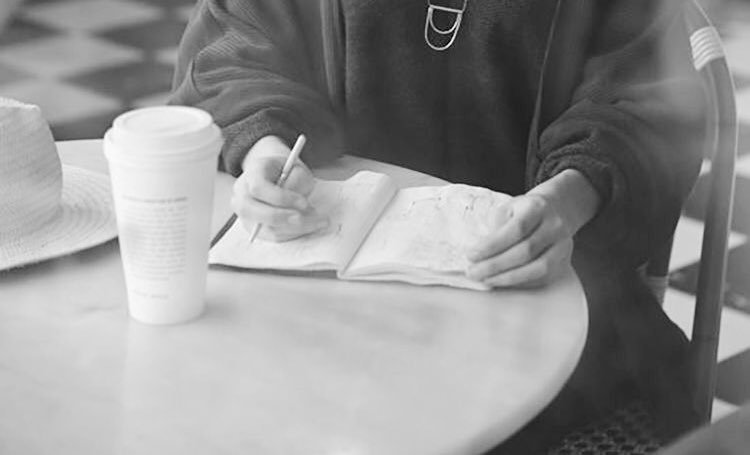 سهيت بصفحه كتابي
لقيتك باول الاوراق
انا لاهي مع كتابي
لقيتك كلك اوراقي
.
.
.
❤️❤️❤️

#حق_شيرين