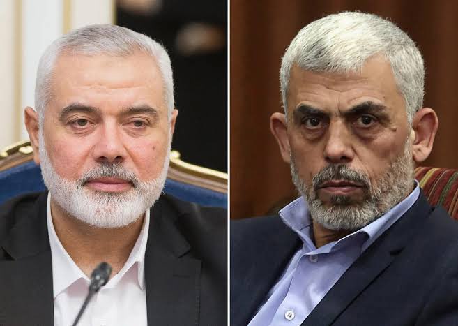 elkafro's tweet image. مات في القرية ساحرًا، فاستراحوا من أذاه، خلّف الساحر جنّيًا، فاق في السحر أباه..