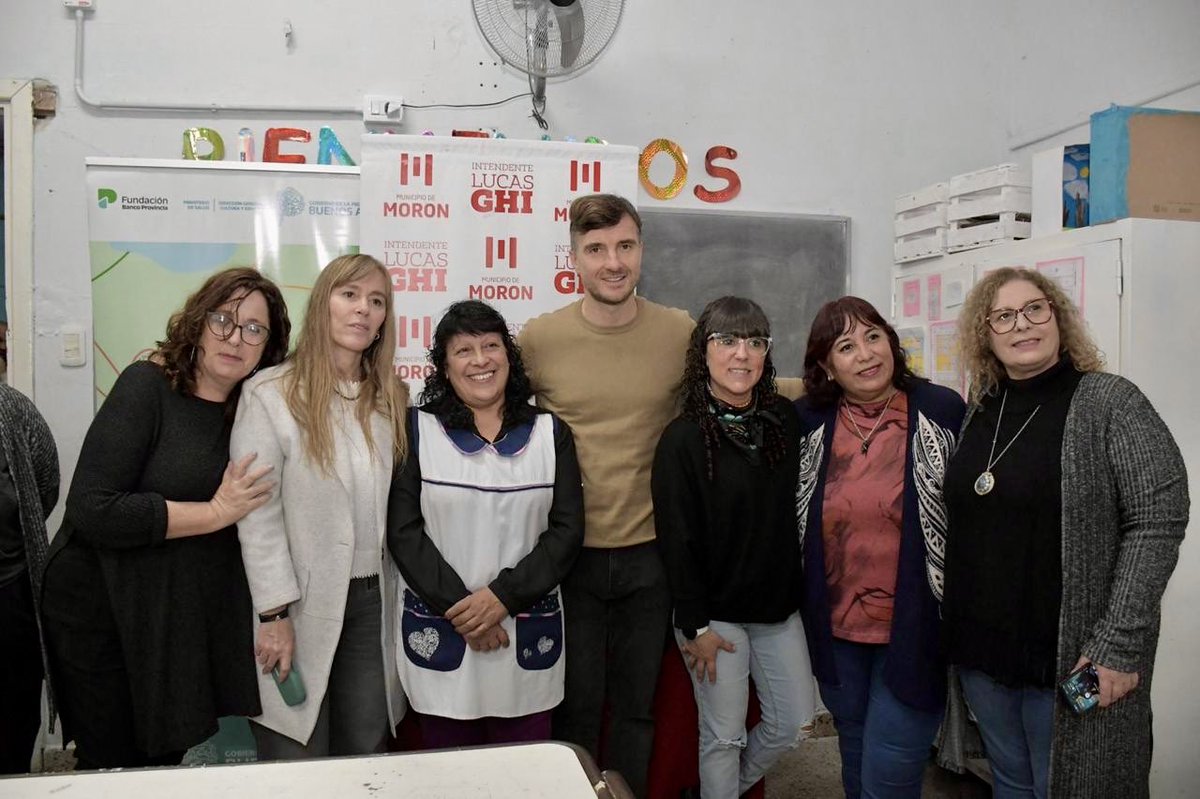 fundacionbapro's tweet photo. 👓 ¡Finalizamos más operativos de #VerParaAprender!
Junto a @LucasGhiOFICIAL, @ditulliojuli y Fabiana Rubinstein, chicas y chicos de las escuelas N°35 y N°102 de #Morón recibieron sus anteojos recetados en los controles oftalmológicos que realizamos con @SaludBAP y @BAeducacion https://t.co/Mipl9HpLpn
