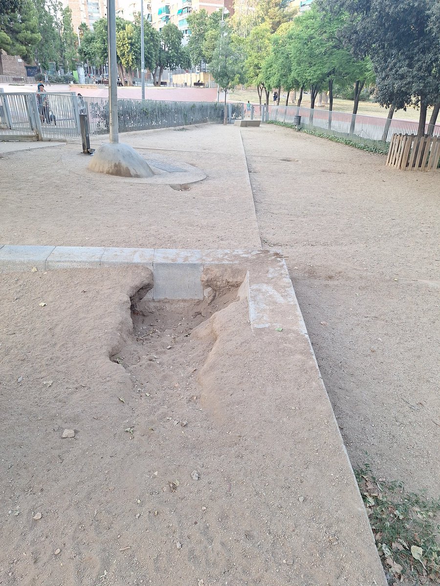 manyiko's tweet photo. Hola @bcn_ajuntament al pipican del parc central de  @Bcn_NouBarris hi han abelles, forats, surten materials toxics per al gossos i no poseu solucions.  @jaumecollboni o truquem al @jordibaste  @elmonarac1 https://t.co/sLfx8X7043