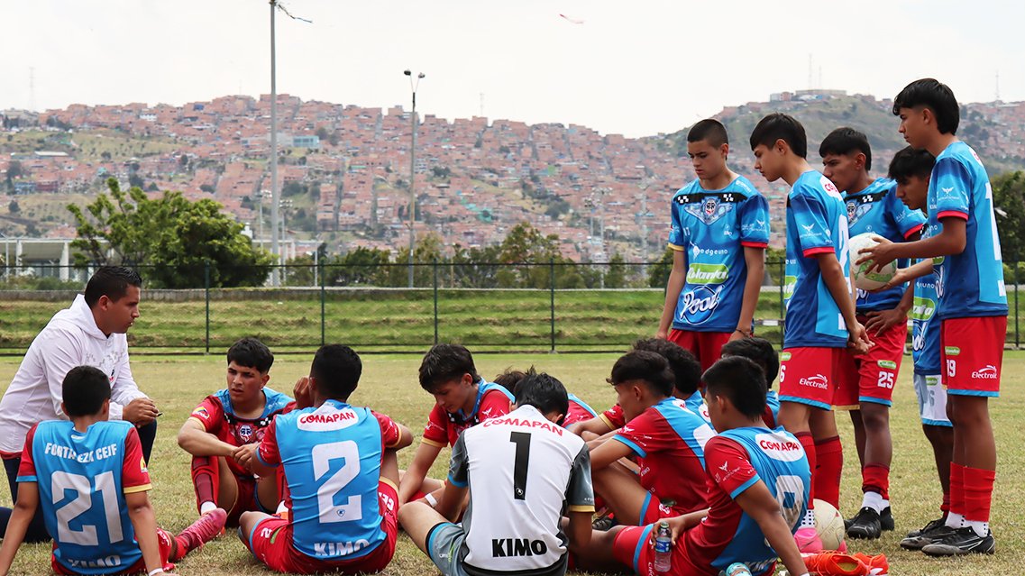 Indescriptible el sentimiento de volver a los lugares donde fuimos felices, aquellos donde se empezaban a visualizar esos sueños que parecían lejanos, pero que poco a poco se van materializando a base de trabajo, perseverancia y dedicación.
🙏🏼💪🏼😍⚽📋✍🏼