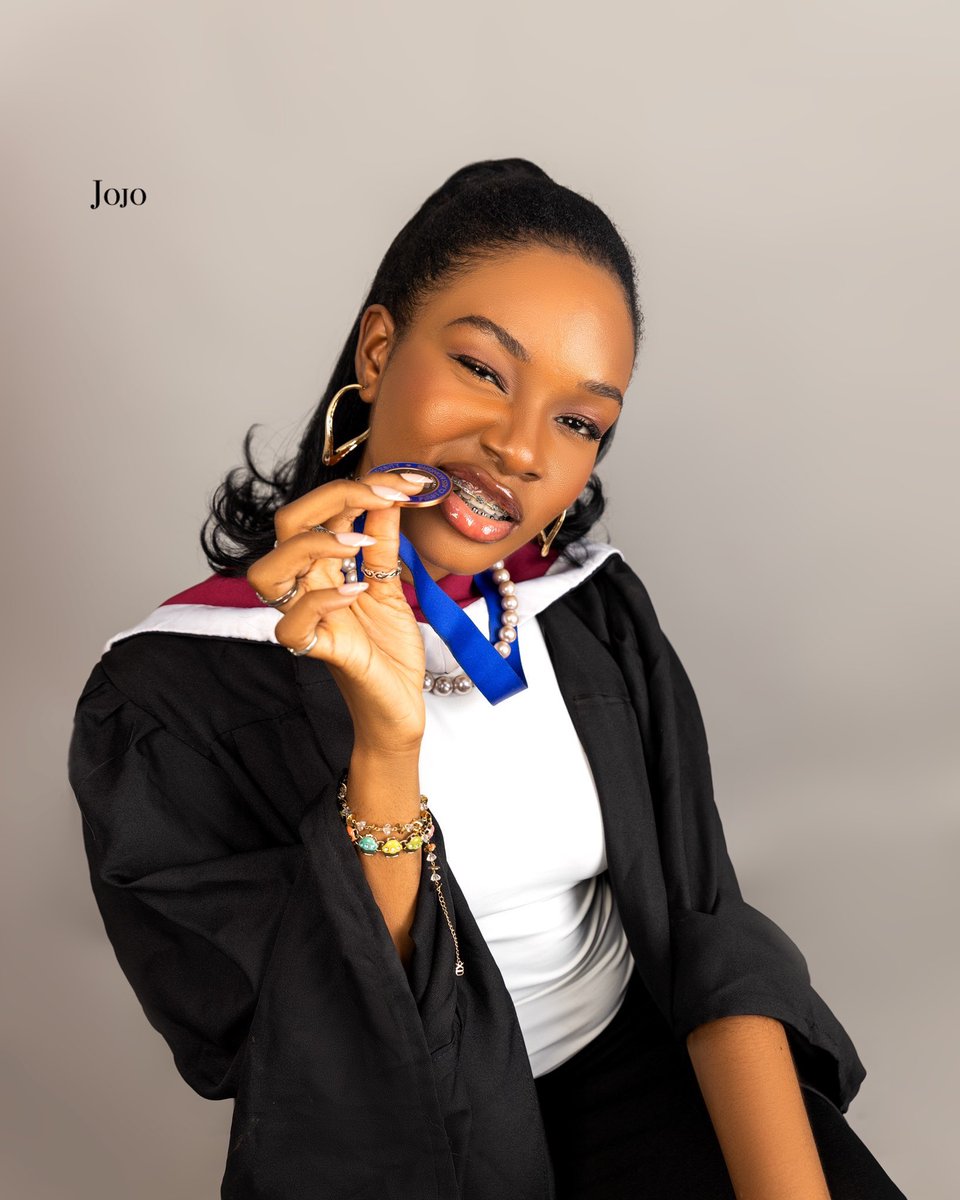 _Grandy_0000's tweet photo. Convocation Potrait for the beautiful 
@anikee02 🎀
Photographed by me📸 https://t.co/4snPyZ8P1x