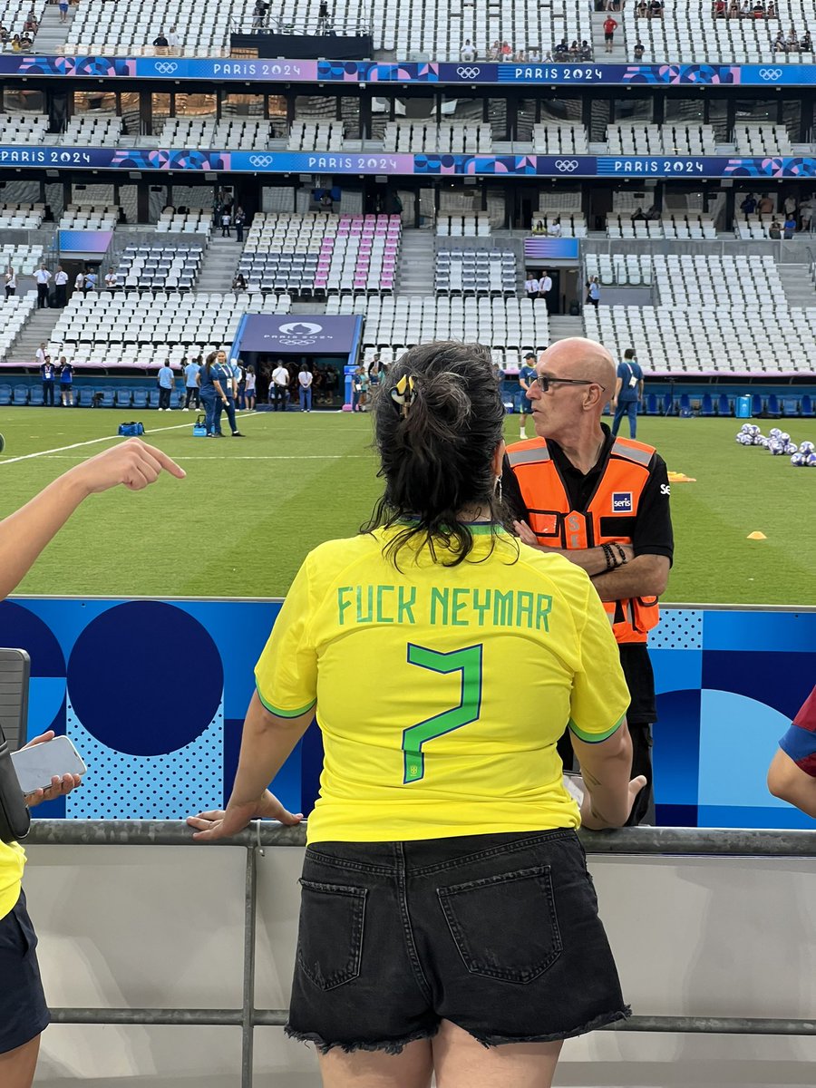 isabeladamazo's tweet photo. E essa camisa no jogo da seleção brasileira 🇧🇷

Hahahahahahaha

#JogosOlímpicos #TudoÉBrasa https://t.co/0OWThla8Zo