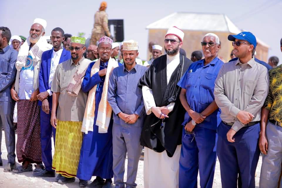 Plstatehouse's tweet photo. Madaxweynaha Dowladda Puntland Mudane @HESaidADeni, ayaa booqasho ku tegay deegaanka Heema ee degmada Gaalkacyo. 

Madaxweynaha iyo wafdigiisa ayaa waxa si wayn usoo dhaweeyey dadwaynaha deegaanka waxaana uu kulamo la qaatay Culimaa’udiinka iyo maamulka deegaanka #Heema. https://t.co/S1obq7VXLK