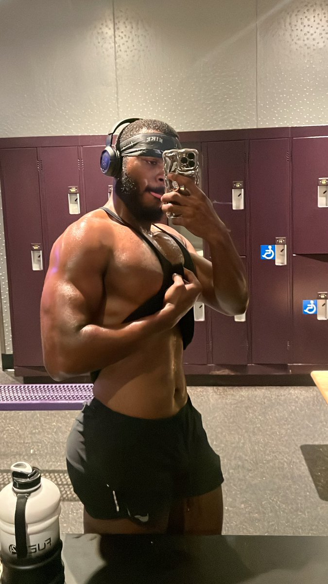 Steezus__'s tweet photo. Yeah I’m thick but I dont got a waisssssst https://t.co/VU83VFSIjM