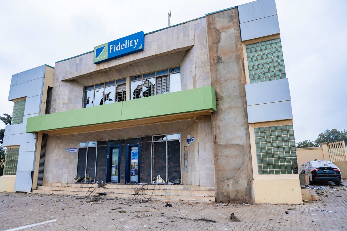 ubasanius's tweet image. Today, together with heads of security agencies and top government officials, I went round Kaduna Metropolis to assess the level of compliance with the 24-hour curfew and to carry out on-the-spot assessment of the damage done to private and public properties as well as looting by…