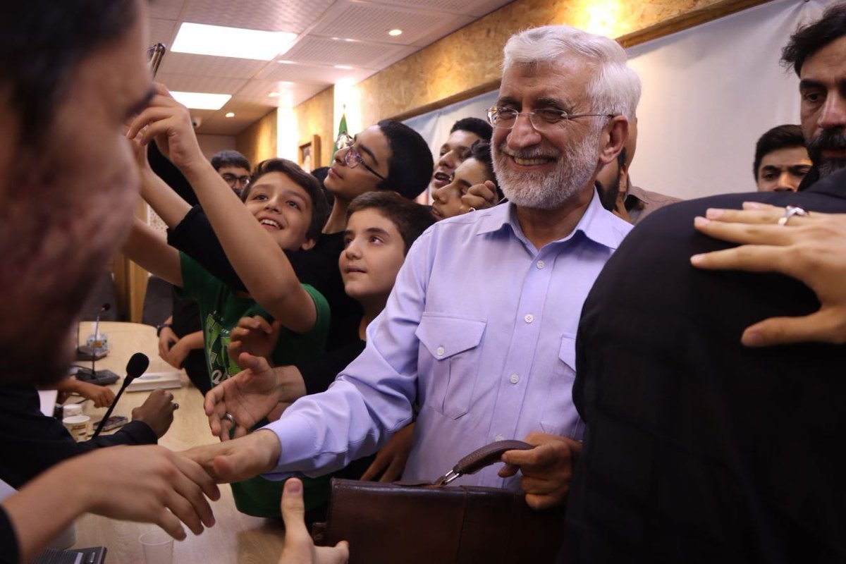 razmandeh1367's tweet photo. خستگی‌ناپذیری به معنای واقعی در تبیین حقایق انقلاب اسلامی و اقناع جوانان و نوجوانان

نشست صمیمانه دکتر سعید جلیلی با دانش‌آموزان https://t.co/7wCXA4vf4e