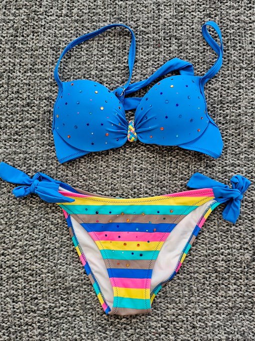 Ich hab Bikinis aussortiert. Wenn du einen willst schreib mir. https://t.co/oBejIOyQUz